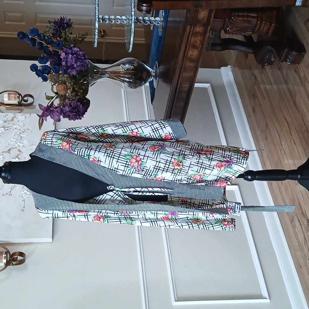 Victoria's Secret Gold Label Floral Kimono Robe. Size OS - Picture 13 of 17